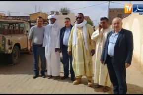 المترشح للرئاسيات “بلقاسم بلعيد” يتجول في شوارع ومقاهي إليزي ويلتقط صورا مع المارة