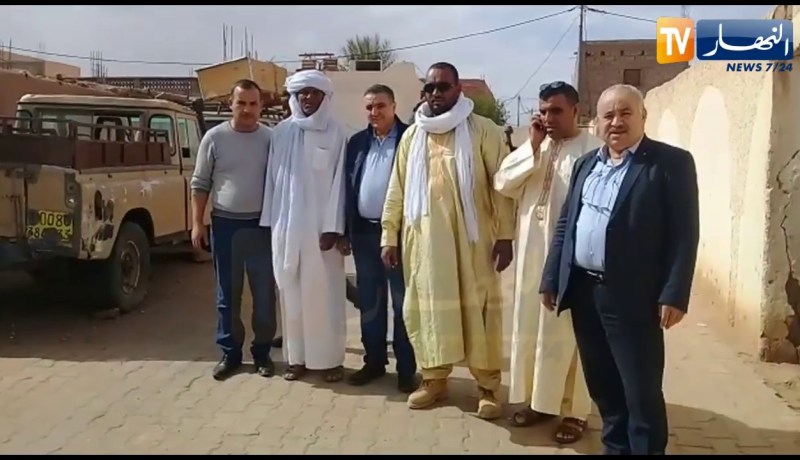 المترشح للرئاسيات “بلقاسم بلعيد” يتجول في شوارع ومقاهي إليزي ويلتقط صورا مع المارة