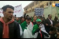 سكيكدة/ مظاهرات سلمية تجوب شوارع الولاية تحت شعار”ماراش حابسين..كل جمعة خارجين”