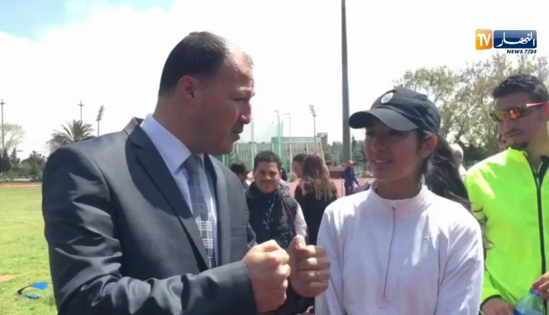 المركب الأولمبي محمد بوضياف: الوزير حطاب يقدم بعض النصائح لعداءة