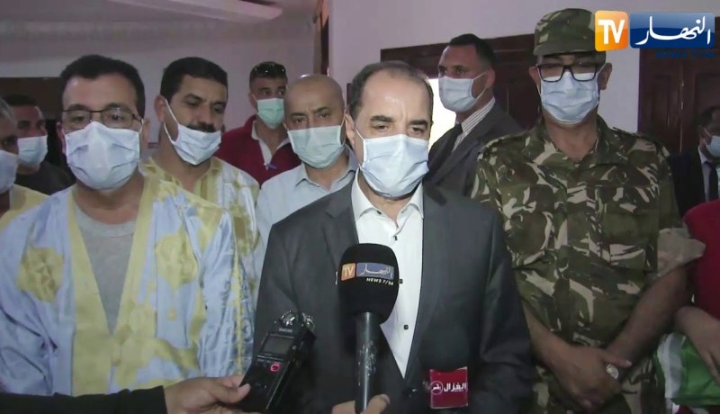 تندوف: توزيع الأعلام الوطنية على المواطنين تخليدا لذكرى الإستقلال والشباب