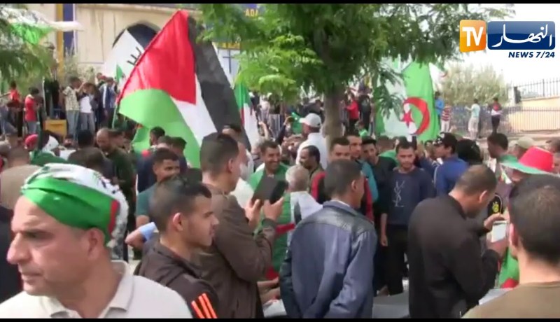 شاهد..وقفة إحتجاجية ببوسعادة تحت شعار ” إرادة الشعب أقوى من الدّستور “