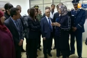 وزيرة البريد و وزير الصناعة يقومان بمعاينة وحدة تركيب البطاقات الالكترونية بسيدي بلعباس