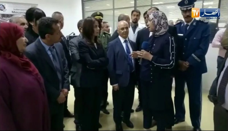 وزيرة البريد و وزير الصناعة يقومان بمعاينة وحدة تركيب البطاقات الالكترونية بسيدي بلعباس