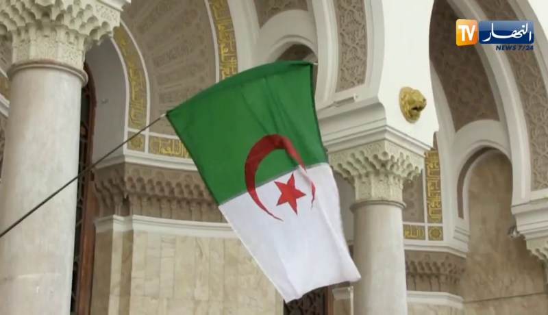 عمال مختلف القطاعات في وقفة إحتجاجية دعما للحراك الشعبي بالعاصمة