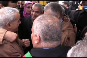 شاهد..وزير الطاقة “قيطوني” يقبل رجاء موظف متقاعد ويوظف أحد أبنائه