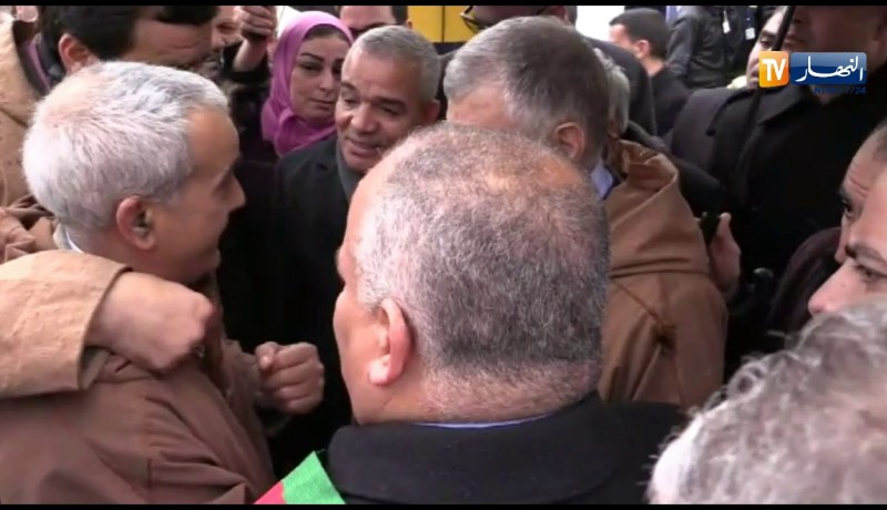 شاهد..وزير الطاقة “قيطوني” يقبل رجاء موظف متقاعد ويوظف أحد أبنائه