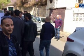 وقفة إحتجاجية لمجموعة من مناضلي الأفلان تطالب برحيل قيادة الأفلان