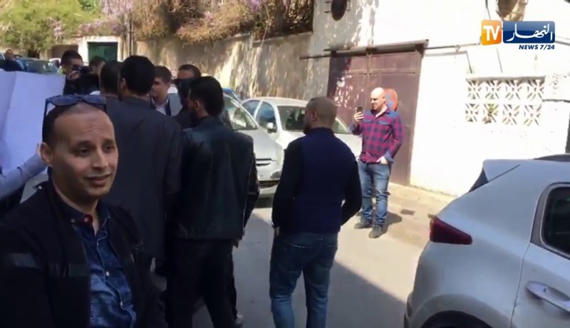 وقفة إحتجاجية لمجموعة من مناضلي الأفلان تطالب برحيل قيادة الأفلان