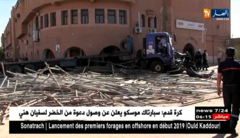 غرداية: شاحنة ذات مقطورة تتسبب في حادث مرور تسلسلي وتدهس 4 سيارات وحافلة