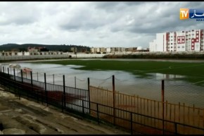 ملعب بوستة بسكيكدة يسبح في مياه الأمطار!!!