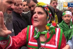 عجوز قبائلية تنصح شباب الحراك.. “ما تبعوش الفيسبوك راهم يدورونا في الفتنة”