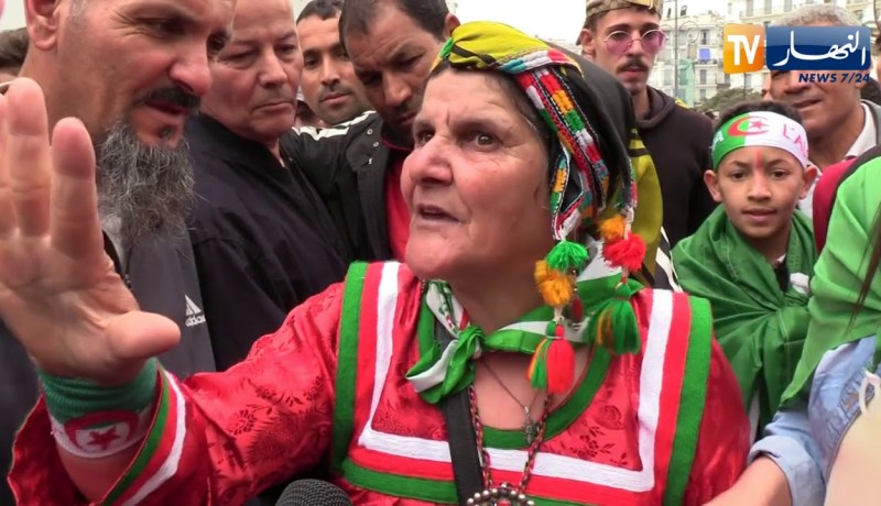 عجوز قبائلية تنصح شباب الحراك.. “ما تبعوش الفيسبوك راهم يدورونا في الفتنة”