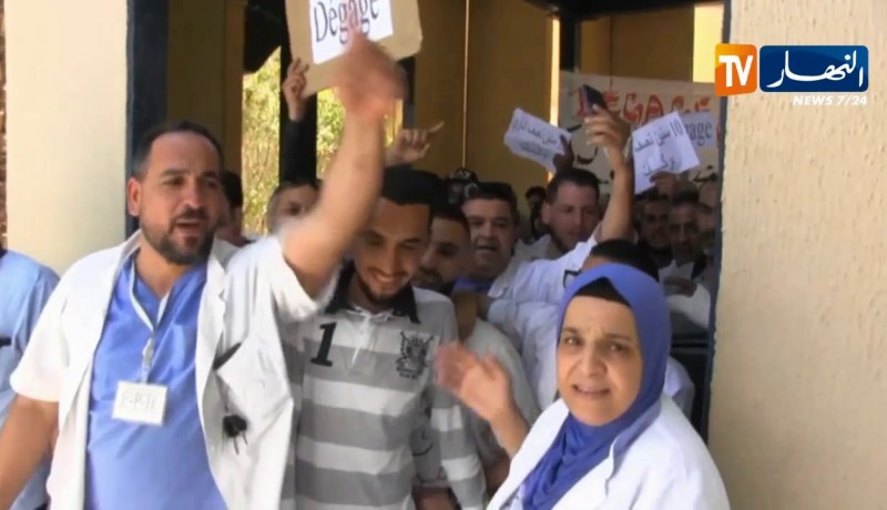 بسكرة: إحتجاج عمال مستشفى بشير بن ناصر للمطالبة برحيل المدير