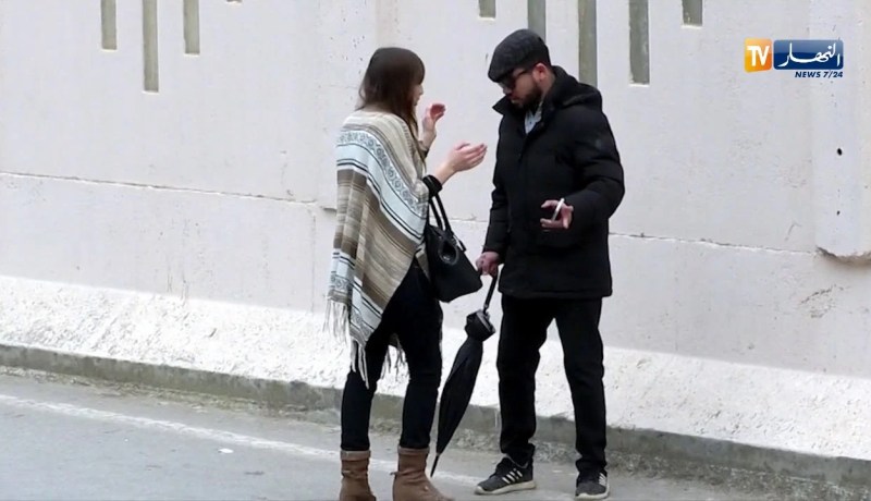 كفيف تصله رسالة تقول “أمك ماتت اليوم” هكذا كانت ردة فعل الجزائريين ..تجربة إجتماعية