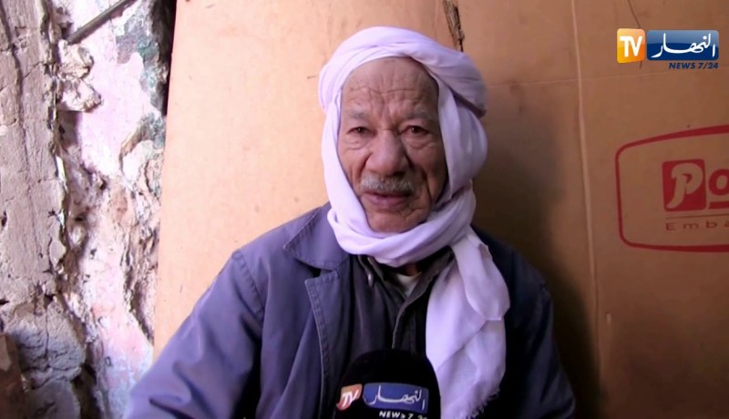 غرداية: عبد الرحمان … حرفي في صناعة القربة التقليدية لأزيد من 60 سنة