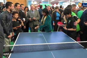 شاهد.. وزراء يعرضون مهارتهم في “البينغ بونغ”