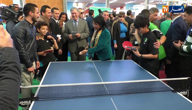 شاهد.. وزراء يعرضون مهارتهم في “البينغ بونغ”