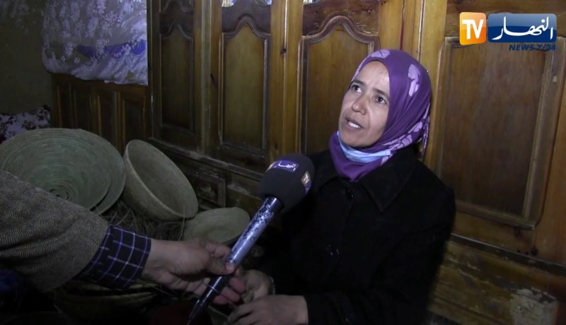 سعيدة: الخالة ملوكة تبدع في صناعة الأواني المنزلية من الحلفاء