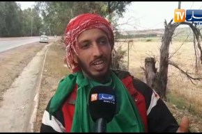 سكان تندوف يخرجون في مسيرات سلمية لتأكيد مطالب الحراك رغم ارتفاع درجة الحرارة.
