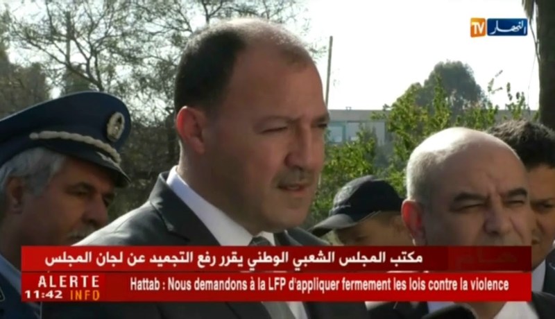 وزير الرياضة يستنكر العنف في الملاعب ويطالب الرابطة بتطبيق القوانين !!