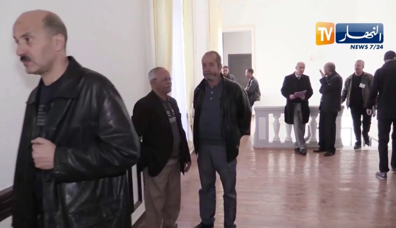 سيدي بلعباس: والي الولاية يجتمع بالمنتخبين لفتح الإنسداد الواقع منذ 11 شهرا