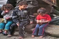 أطفال استبدلوا السرير الدافئ برصيف يعجّ بأقدام كبار!