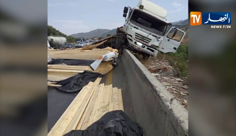 البويرة: إصابة شخصين بجروح في حادث إنحراف شاحنة بالطريق السيار شرق غرب