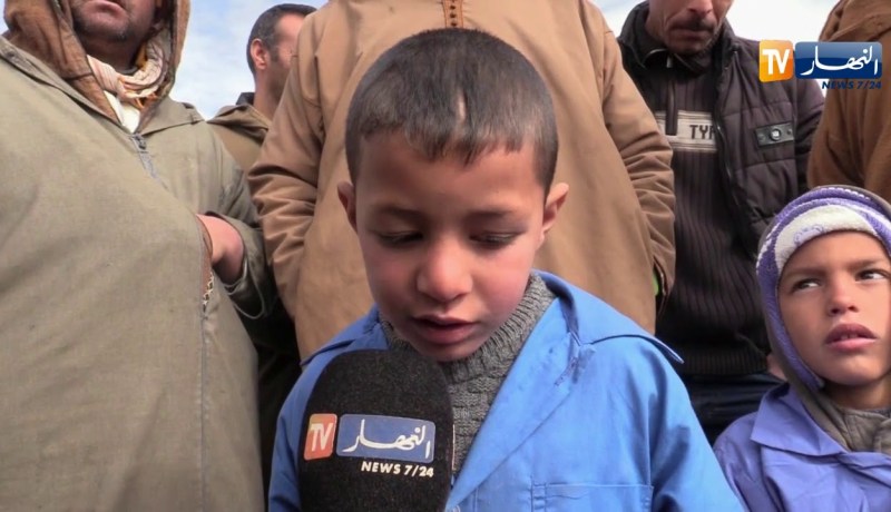 تيارت: رص الحجارة لتهيئة المسالك المهترئة لتسهيل تنقلات التلاميذ