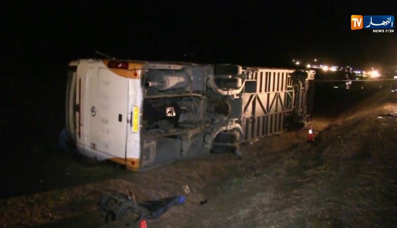 بوسعادة: وفاة 5 أشخاص وإصابة 30 أخرين في حادث إنحراف حافلة لنقل المسافرين