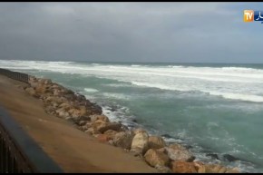 بحر هائج وأمواج عاتية بمستغانم