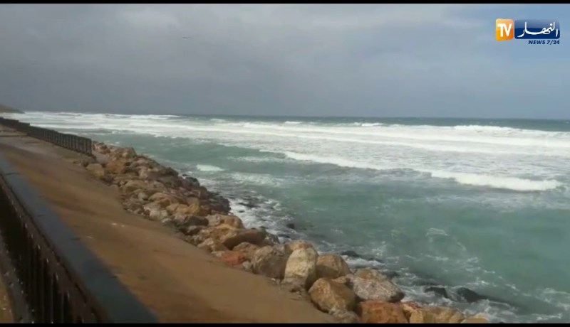 بحر هائج وأمواج عاتية بمستغانم