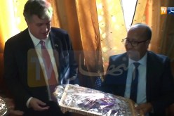 السفير الأمريكي يعجب بأغراض تقليدية جزايرية خلال زيارة خاطفة لسكيكدة