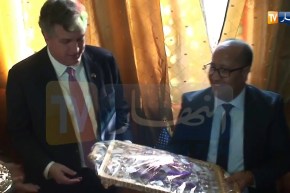 السفير الأمريكي يعجب بأغراض تقليدية جزايرية خلال زيارة خاطفة لسكيكدة