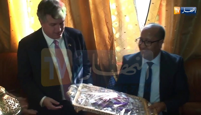 السفير الأمريكي يعجب بأغراض تقليدية جزايرية خلال زيارة خاطفة لسكيكدة