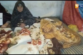 شاهد.. عائلتين مقصيتين من عملية الترحيل تبيت للعراء أمام مقر دائرة البوني بعنابة