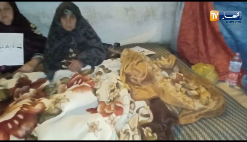 شاهد.. عائلتين مقصيتين من عملية الترحيل تبيت للعراء أمام مقر دائرة البوني بعنابة