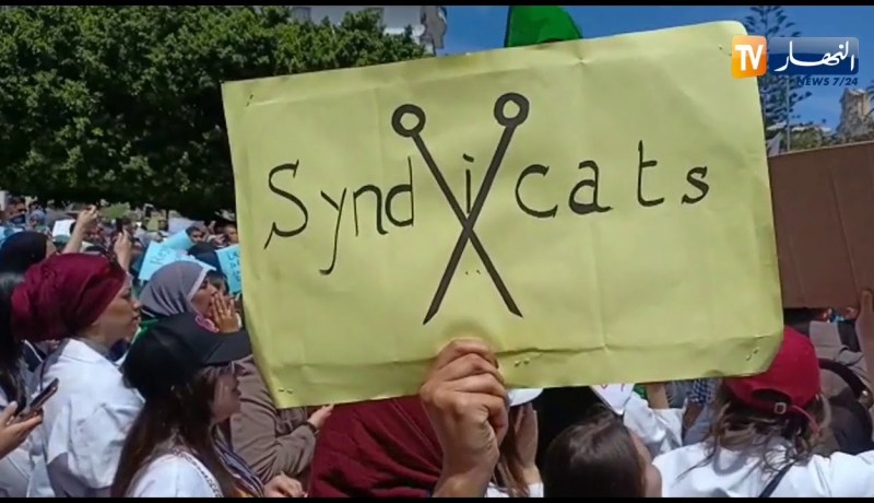 عنابة/ طلبة في مسيرات تحت شعار..”طلبة واعون..للنظام رافضون”