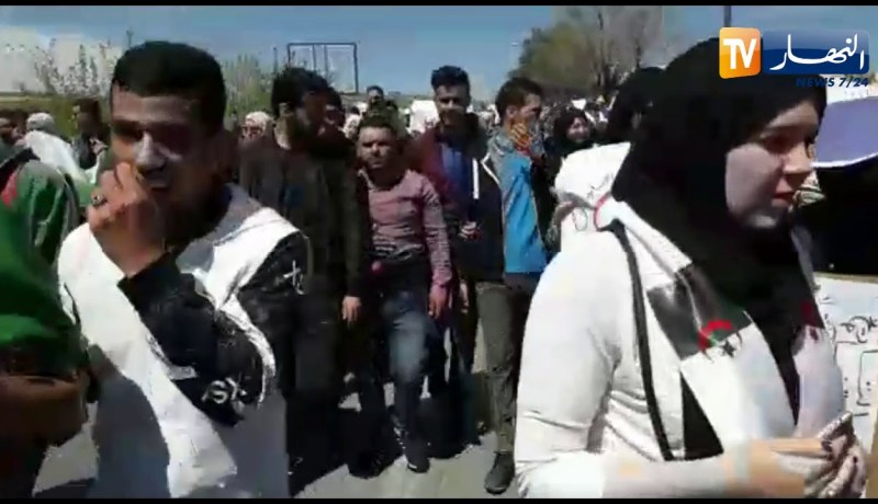 شاهد.. الطلبة بسطيف يخرجون في مسيرة سلمية دعما للحراك !!