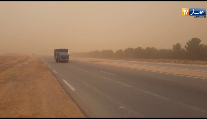 الزوابع الرملية تعيق حركة سير المركبات بالنعامة