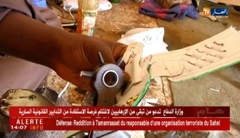 تمنراست : صناعة الأحذية الجلدية التقليدية ..مجال يكابد أصحابه للحفاظ عليه