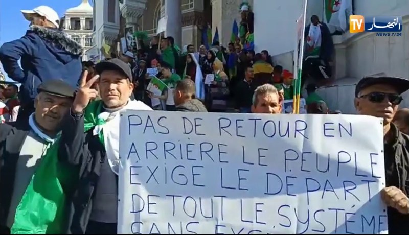 العاصمة: بداية توافد المتظاهرين إلى ساحة البريد المركزي