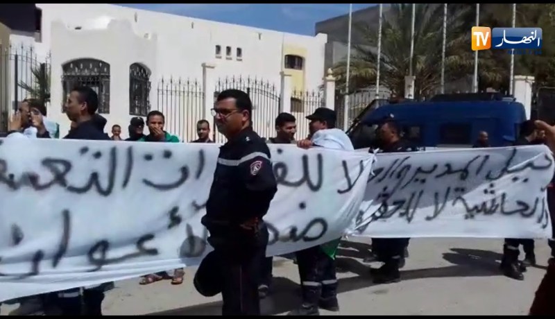 الوادي/ أعوان الحماية المدنية في وقفة إحتجاجية منددين بوضعهم الإجتماعي ومطالبين برحيل المدير