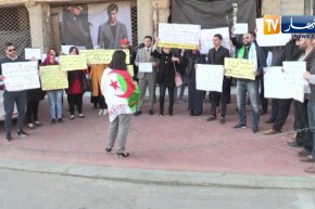 أساتذة وطلبة الحقوق في وقفة إحتجاجية أمام المحكمة العليا