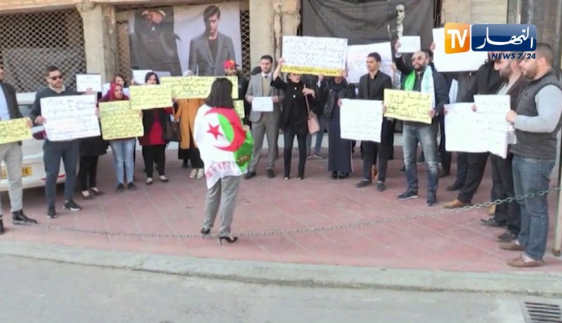 أساتذة وطلبة الحقوق في وقفة إحتجاجية أمام المحكمة العليا