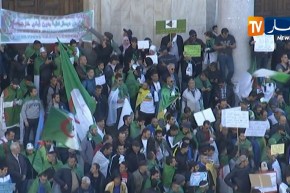 بداية توافد المتظاهرين إلى ساحة البريد المركزي للإنطلاق في مسيرة الجمعة السادسة