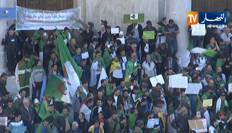 بداية توافد المتظاهرين إلى ساحة البريد المركزي للإنطلاق في مسيرة الجمعة السادسة