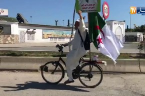 متظاهر يتنقل من بومرداس إلى العاصمة على دراجة هوائية للمشاركة في المسيرة