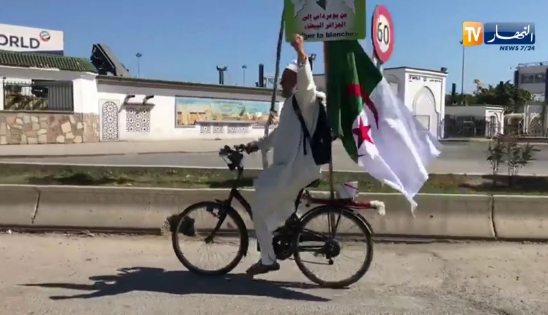 متظاهر يتنقل من بومرداس إلى العاصمة على دراجة هوائية للمشاركة في المسيرة