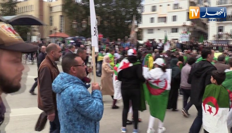 سياسة: الجزائريون في الشارع.. ولائحة المطالب تحت المجهر